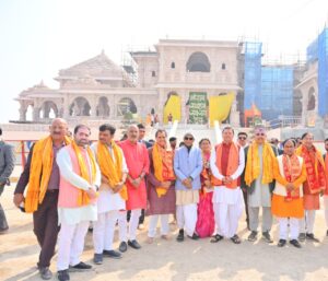 मुख्यमंत्री ने धामी ने अपने कैबिनेट के साथ की श्रीराम मंदिर मे पूजा अर्चना, देश प्रदेश की सुख-समृद्धि हेतु की प्रार्थना